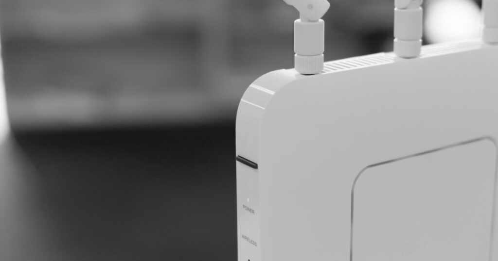 アンテナ付きの白いWi-Fiルーターのクローズアップ